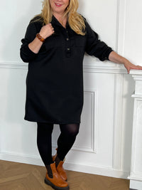 Cette robe courte noire grande taille, Lena, allie élégance et confort au quotidien. Dotée de manches longues légèrement resserrées avec élastique et bouton, elle assure une silhouette ajustée tout en facilitant les mouvements.
