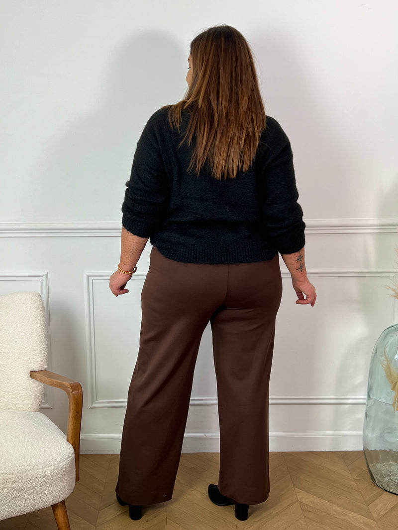 Ce pantalon marron grande taille pour femme est conçu pour allier confort et style. Sa coupe droite élégante en fait un choix polyvalent pour toutes les occasions. Doté d’un élastique à l'arrière de la taille, il assure un ajustement parfait et un grand confort tout au long de la journée. La ceinture amovible permet de varier les styles, tandis que les deux poches à l’avant ajoutent une touche pratique. Dans sa teinte marron chaleureuse, ce pantalon est idéal pour créer des tenues à la fois décontractées et