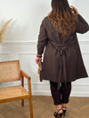 Ce trench marron grande taille Cyla allie élégance et confort. Ses manches longues et son col revers apportent une allure classique tandis que les boutons sur toute la longueur facilitent l’ajustement.