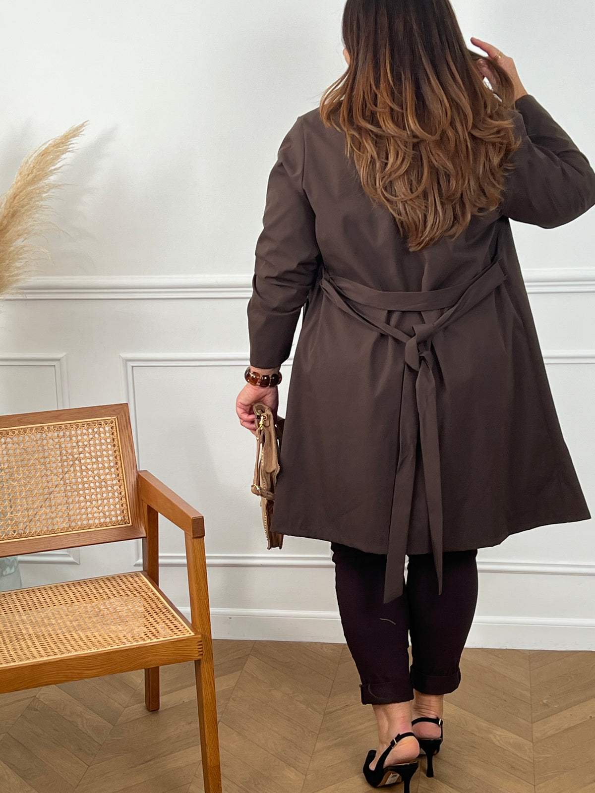 Ce trench marron grande taille Cyla allie élégance et confort. Ses manches longues et son col revers apportent une allure classique tandis que les boutons sur toute la longueur facilitent l’ajustement.