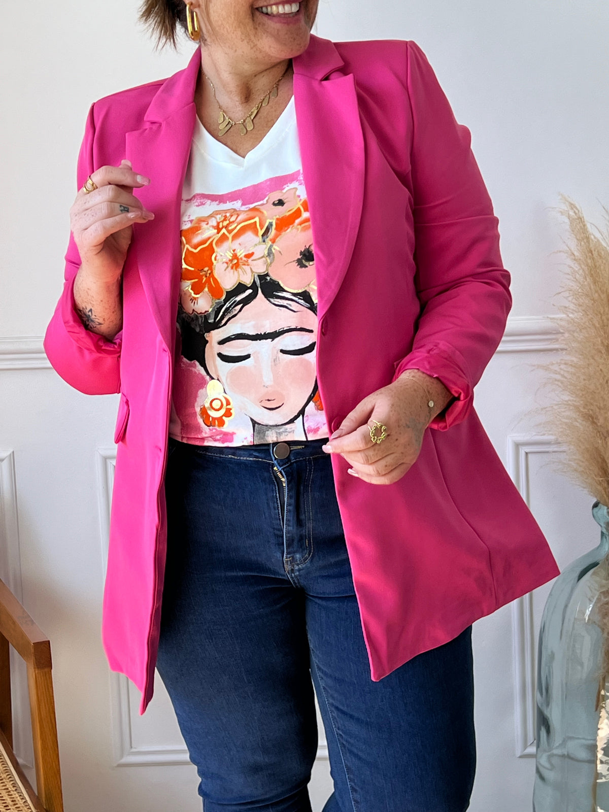 Affirmez votre style avec notre tee-shirt écru à motifs grande taille, une pièce unique et inspirée par l'iconique Frida Kahlo. Ce tee-shirt à manches courtes et col en V combine confort et originalité pour un look à la fois décontracté et artistique. L'illustration, inspirée par l'univers coloré et vibrant de Frida Kahlo, apporte une touche d'audace et de personnalité à votre tenue.