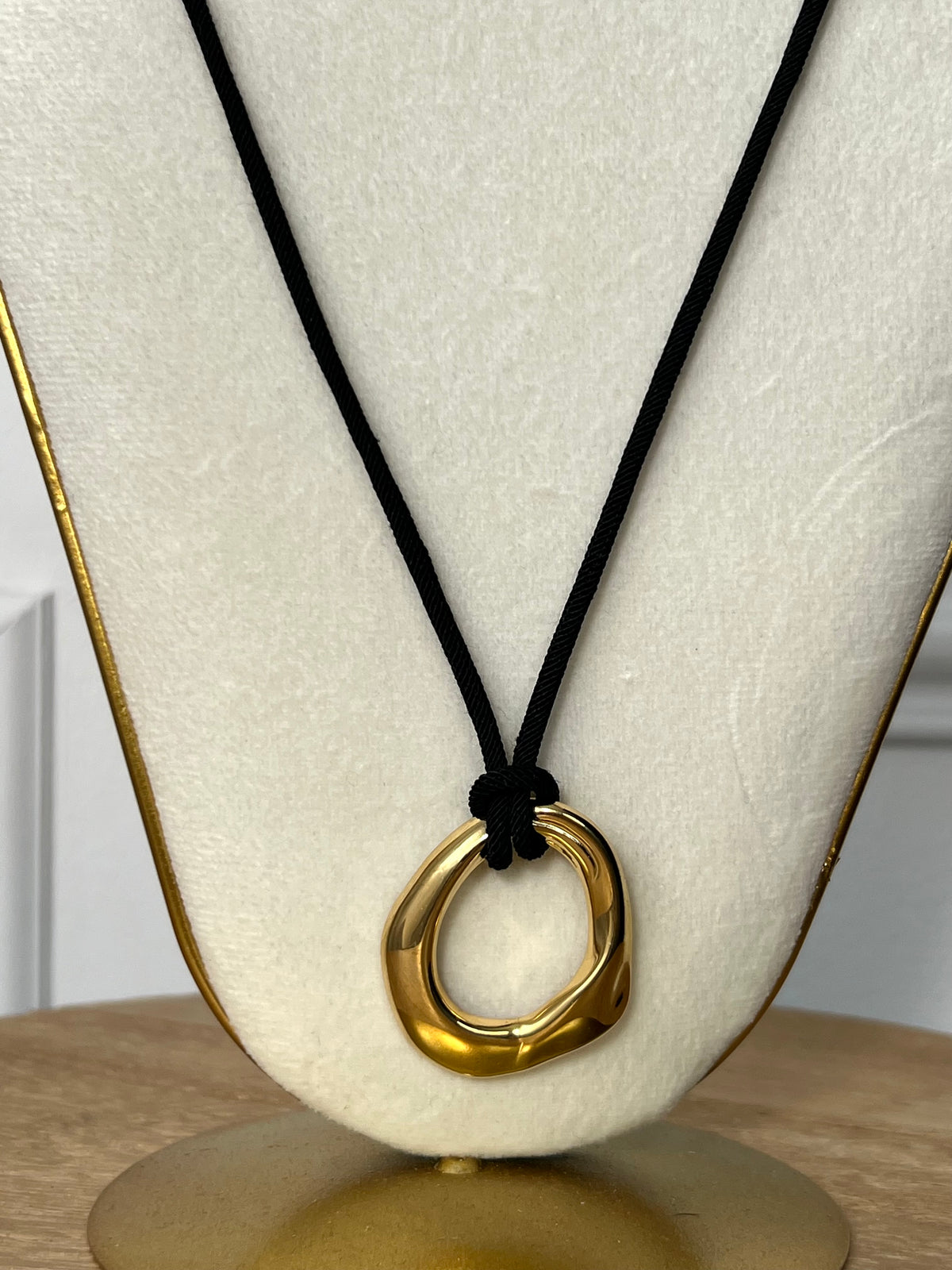 Collier noir doré : Minaya