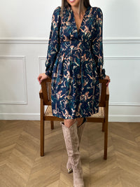 Optez pour la robe bleue à motifs : Candia pour un look unique et élégant ! Avec ses manches longues, son col V et sa doublure sauf aux manches, cette robe courte vous offrira un confort inégalé. Parfait pour toutes les occasions, cette robe ajoutera une touche de fraîcheur à votre garde-robe.