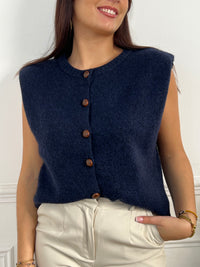 Gilet sans manches bleu marine femme
Gilet
Sans manches
Col rond
Boutons sur la longueur et les poches
Épaulettes&nbsp;
Couleur : bleu