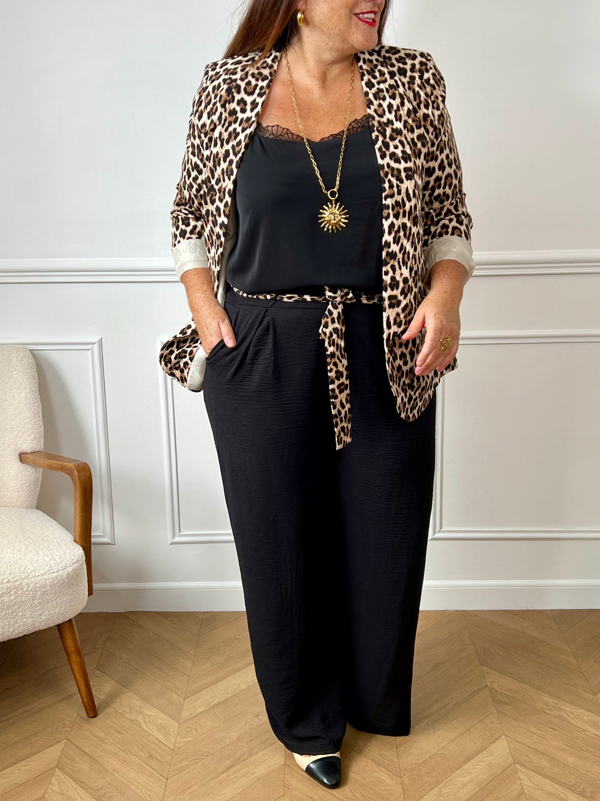 Pantalon palazzo ample noir grande taille, élégant et confortable. Doté de poches latérales à l’avant et d’un dos élastiqué pour un parfait ajustement. Ceinture amovible à motifs léopard pour une touche tendance et féminine