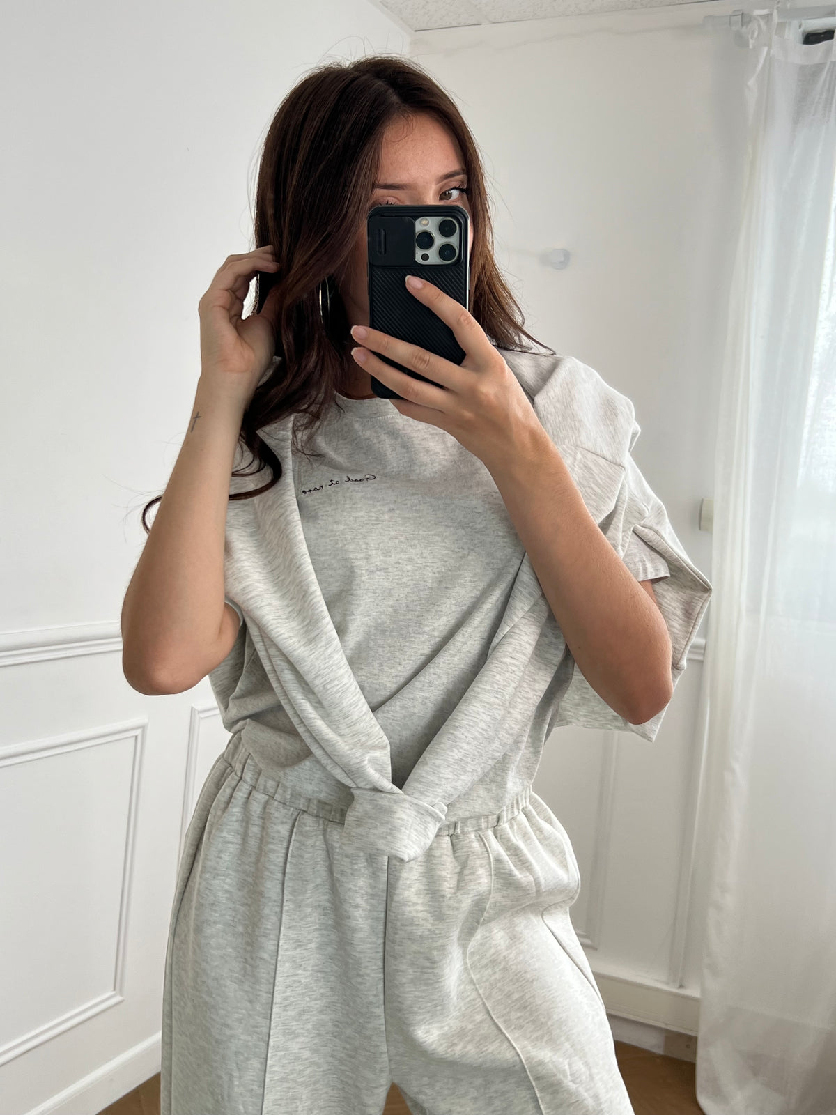 Le tee-shirt gris Deana offre un confort optimal grâce à sa matière épaisse, parfaite pour un usage quotidien. Ses manches courtes et son col rond assurent une coupe classique et agréable à porter, idéale pour accompagner toutes vos tenues avec simplicité et style.