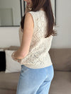 Rejoignez la tendance du crochet avec le top sans manches Liyah ! Avec son col rond et ses boutons sur la longueur, ce top apporte une touche vintage et bohème à votre garde-robe.