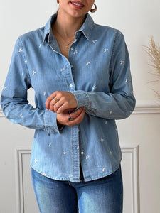 Chemise Col chemise Manches longues Boutonnée sur le devant et aux manches Détails petits motifs blancs Couleurs : bleu et blanc Composition : 90% Coton, 10% Polyester Made in P.R.C