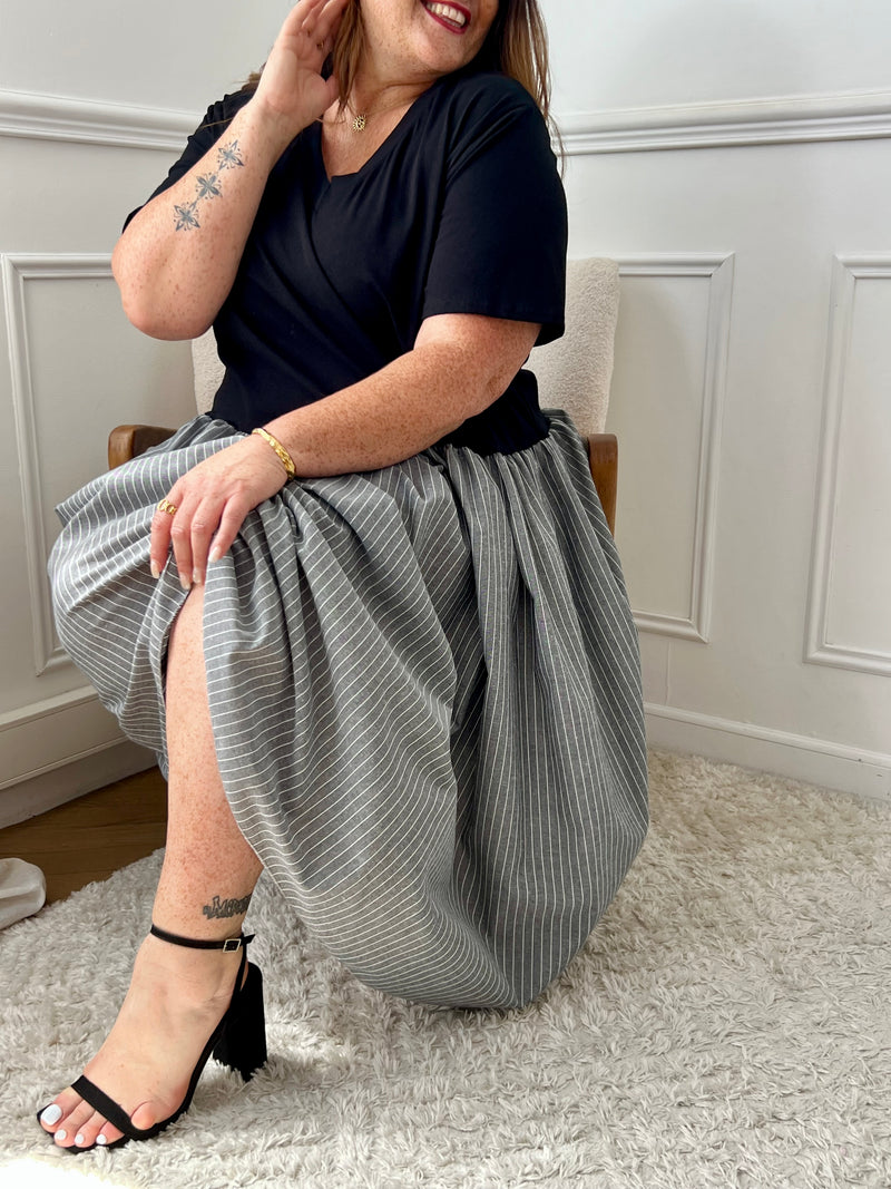 Cette robe longue noire Grande taille : Erena allie style et confort grâce à ses 2 matières. Parfaite pour toutes les occasions, elle vous mettra en valeur tout en vous offrant un confort optimal.&nbsp;
