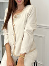 La veste écrue et dorée incarne l'élégance avec une touche luxueuse. Ses accents dorés subtils ajoutent une allure sophistiquée à cette pièce classique. Parfaitement coupée pour flatter les formes, cette veste devient un incontournable pour celles qui recherchent style et confort.
