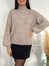 PULL TAUPE AVEC BRODERIE AU COL
Pull manches longues
Col montant&nbsp;
Couleurs : taupe
Matière douce
