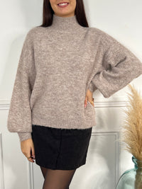 PULL TAUPE AVEC BRODERIE AU COL
Pull manches longues
Col montant&nbsp;
Couleurs : taupe
Matière douce
