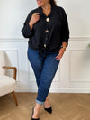Découvrez la chemise longue noire grande taille Leyla, pensée pour allier confort et élégance. Sa coupe ample assure une liberté de mouvement tandis que ses manches longues et son col classique apportent une touche sophistiquée.