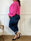 Le jean bleu foncé grande taille Melya assure confort et style avec sa coupe droite classique. Pratique, il dispose de deux poches à l’avant et à l’arrière pour garder vos essentiels à portée de main. Sa fermeture éclair accompagnée d’un bouton garantit une tenue fiable tout au long de la journée.&nbsp;