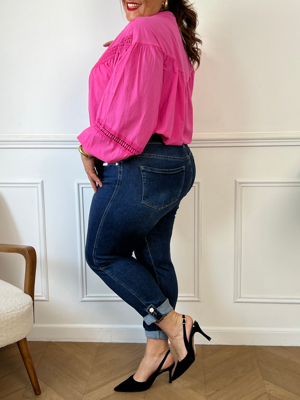 Le jean bleu foncé grande taille Melya assure confort et style avec sa coupe droite classique. Pratique, il dispose de deux poches à l’avant et à l’arrière pour garder vos essentiels à portée de main. Sa fermeture éclair accompagnée d’un bouton garantit une tenue fiable tout au long de la journée.&nbsp;