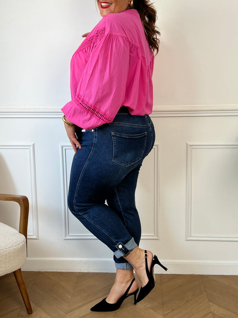 Le jean bleu foncé grande taille Melya assure confort et style avec sa coupe droite classique. Pratique, il dispose de deux poches à l’avant et à l’arrière pour garder vos essentiels à portée de main. Sa fermeture éclair accompagnée d’un bouton garantit une tenue fiable tout au long de la journée.&nbsp;