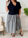 Cette robe longue noire Grande taille : Erena allie style et confort grâce à ses 2 matières. Parfaite pour toutes les occasions, elle vous mettra en valeur tout en vous offrant un confort optimal.&nbsp;
