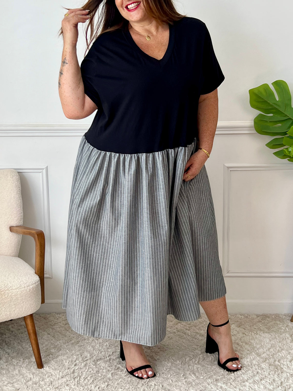 Cette robe longue noire Grande taille : Erena allie style et confort grâce à ses 2 matières. Parfaite pour toutes les occasions, elle vous mettra en valeur tout en vous offrant un confort optimal.&nbsp;