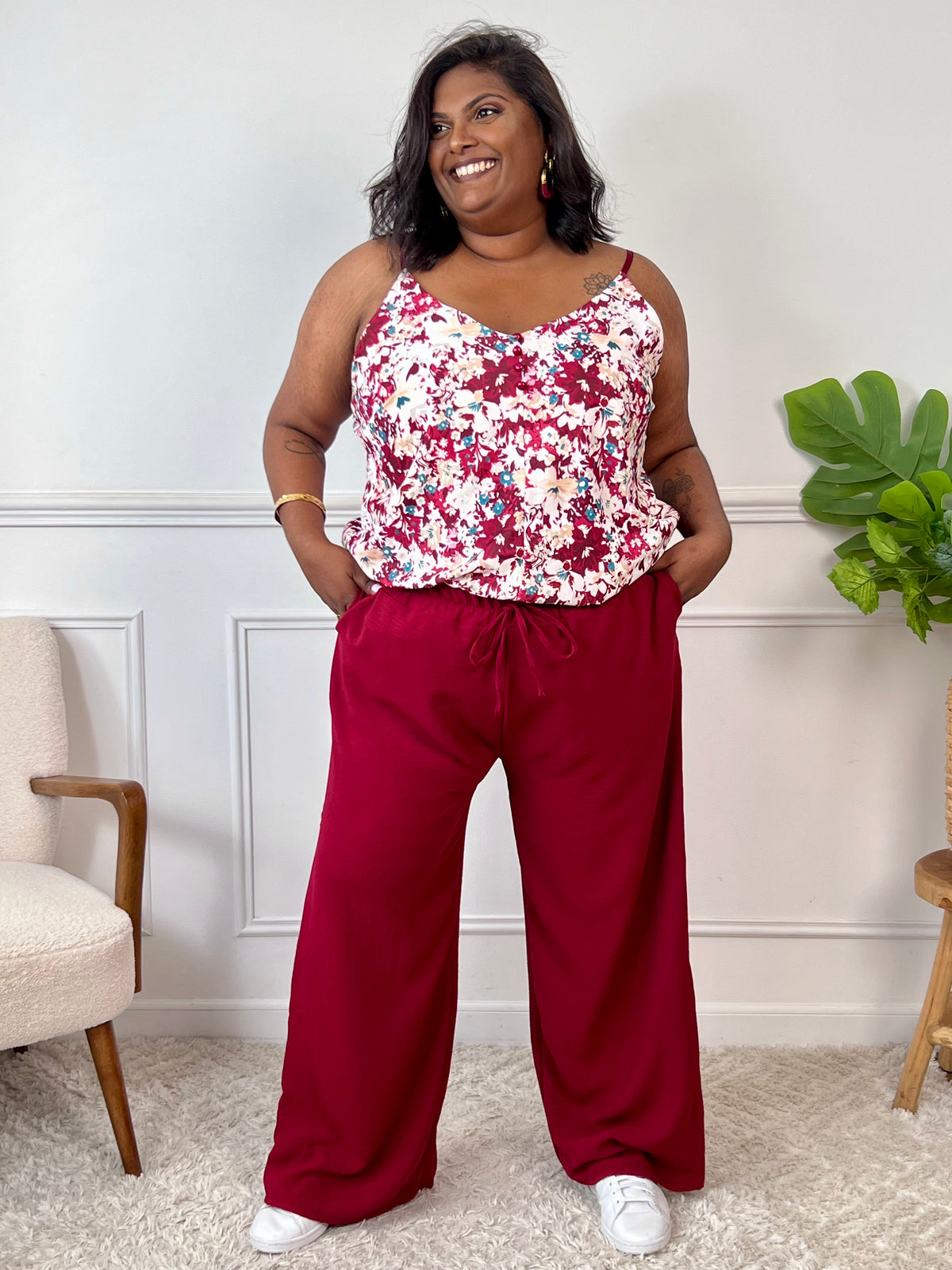 Le pantalon Layana, aussi ample que confortable, possède une taille élastique avec cordon pour un ajustement parfait. Avec ses 2 poches pratiques à l'avant, il est idéal pour un look décontracté et pratique.