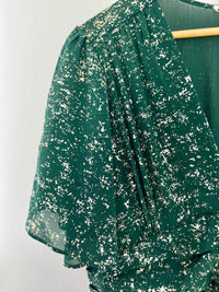 Découvrez la robe longue verte Curve : Lilwen. Cette robe élégante et intemporelle est ornée de détails dorés pour une touche de glamour. Cette robe vous fera briller.&nbsp;
