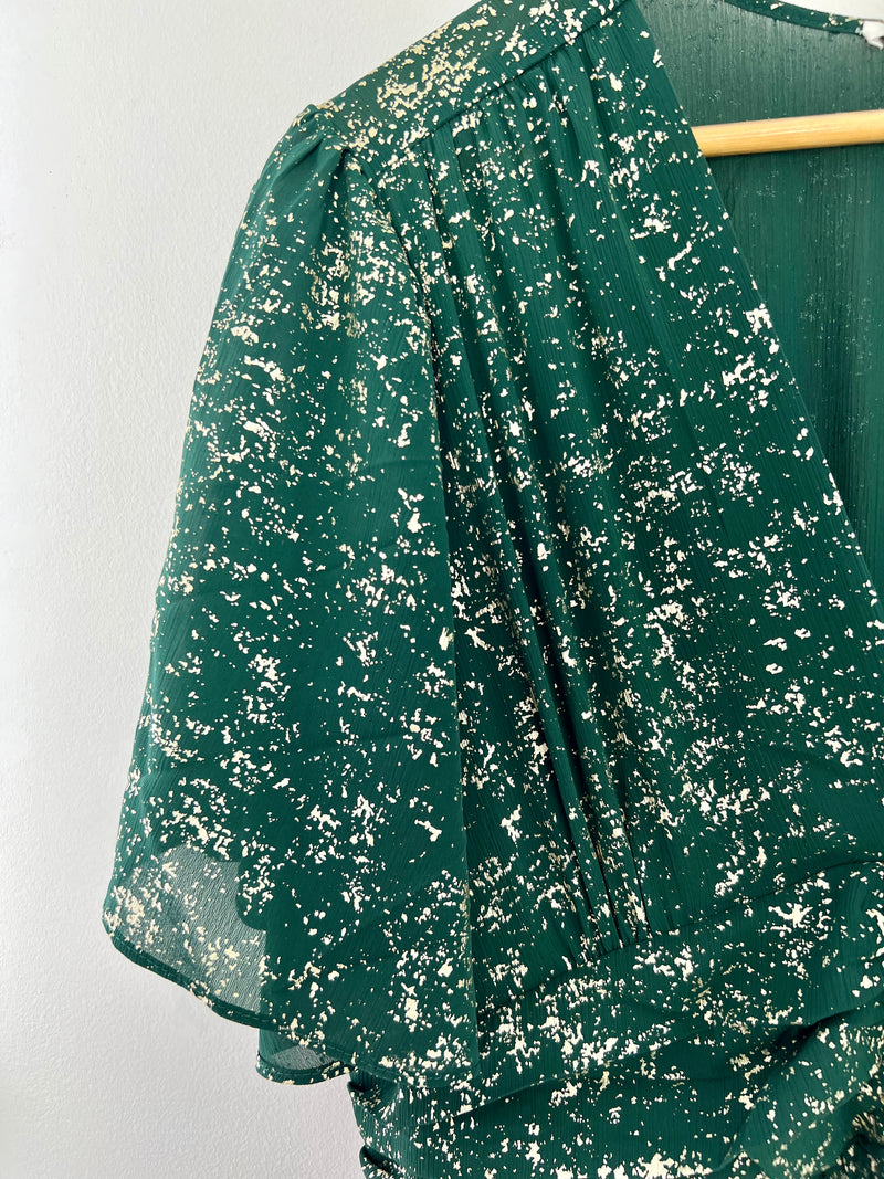 Découvrez la robe longue verte Curve : Lilwen. Cette robe élégante et intemporelle est ornée de détails dorés pour une touche de glamour. Cette robe vous fera briller.&nbsp;