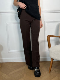 Affichez une allure sophistiquée avec notre pantalon cintré marron. Une coupe élégante et intemporelle pour un style chic en toutes occasions.