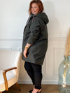 Ce manteau kaki combine style et chaleur avec élégance. Son intérieur fourré offre un confort douillet tout en vous protégeant du froid. Sa teinte kaki intemporelle et tendance en fait une pièce polyvalente, facile à assortir à toutes vos tenues d’hiver.