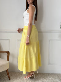 Rayonnante et ultra confortable, cette jupe longue en gaze de coton jaune illumine la silhouette avec douceur. Sa taille élastique s’adapte parfaitement à votre morphologie, pour un look à la fois fluide, léger et facile à vivre au quotidien.