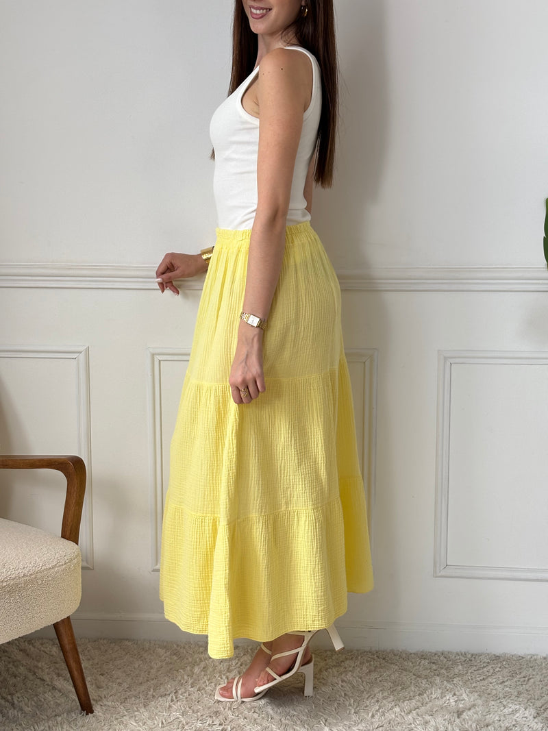 Rayonnante et ultra confortable, cette jupe longue en gaze de coton jaune illumine la silhouette avec douceur. Sa taille élastique s’adapte parfaitement à votre morphologie, pour un look à la fois fluide, léger et facile à vivre au quotidien.