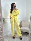Adoptez le pantalon jaune Jolina en gaze de coton. Sa coupe large et sa taille élastique offrent un confort optimal.