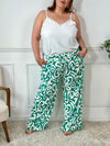 Sublimez votre silhouette avec le pantalon Linzy, une pièce audacieuse en vert ornée de motifs élégants. Sa coupe ample célèbre vos courbes tout en garantissant un confort optimal pour toutes les occasions.&nbsp;