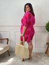 Découvrez notre Combishort fuchsia grande taille "Alyana" en gaze de coton, idéale pour l'été! Le motif soleil rouge sur le fond fuchsia ajoute une touche de pep's, et les poches latérales et le lien à nouer à la taille offrent confort et style.