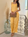 Découvrez le pantalon jaune Giani, alliant élégance et confort. Sa coupe droite et fluide offre une silhouette harmonieuse, tandis que l’élastique au dos garantit un ajustement parfait toute la journée.&nbsp;