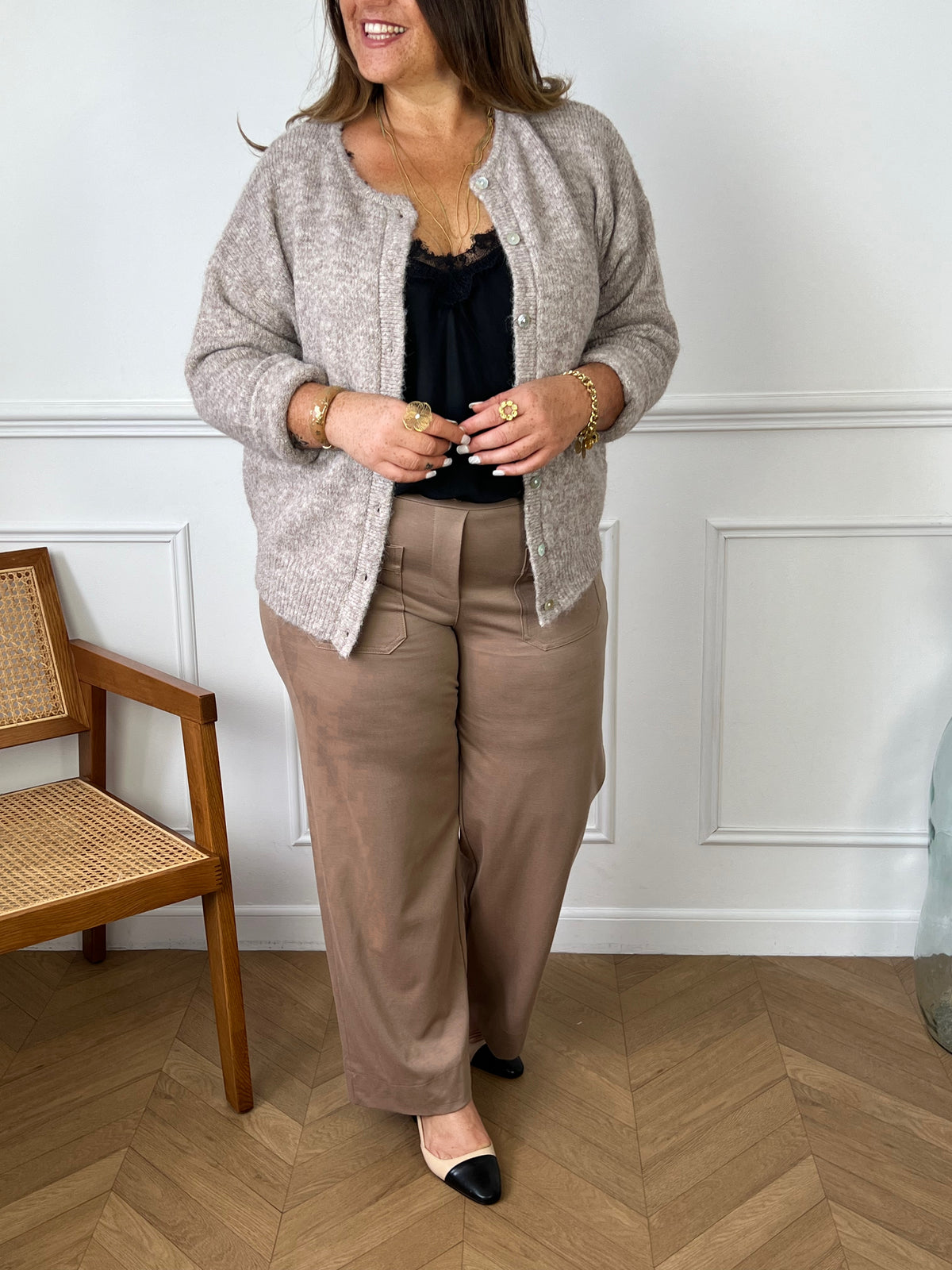 Découvrez notre pantalon taupe grande taille pour femme, le Wiliam ! Avec sa coupe droite, il vous assure confort et élégance. Le dos élastique et la ceinture amovible vous offrent un ajustement parfait. Profitez également de 2 poches pratiques à l'avant. Optez pour cette couleur taupe intemporelle !