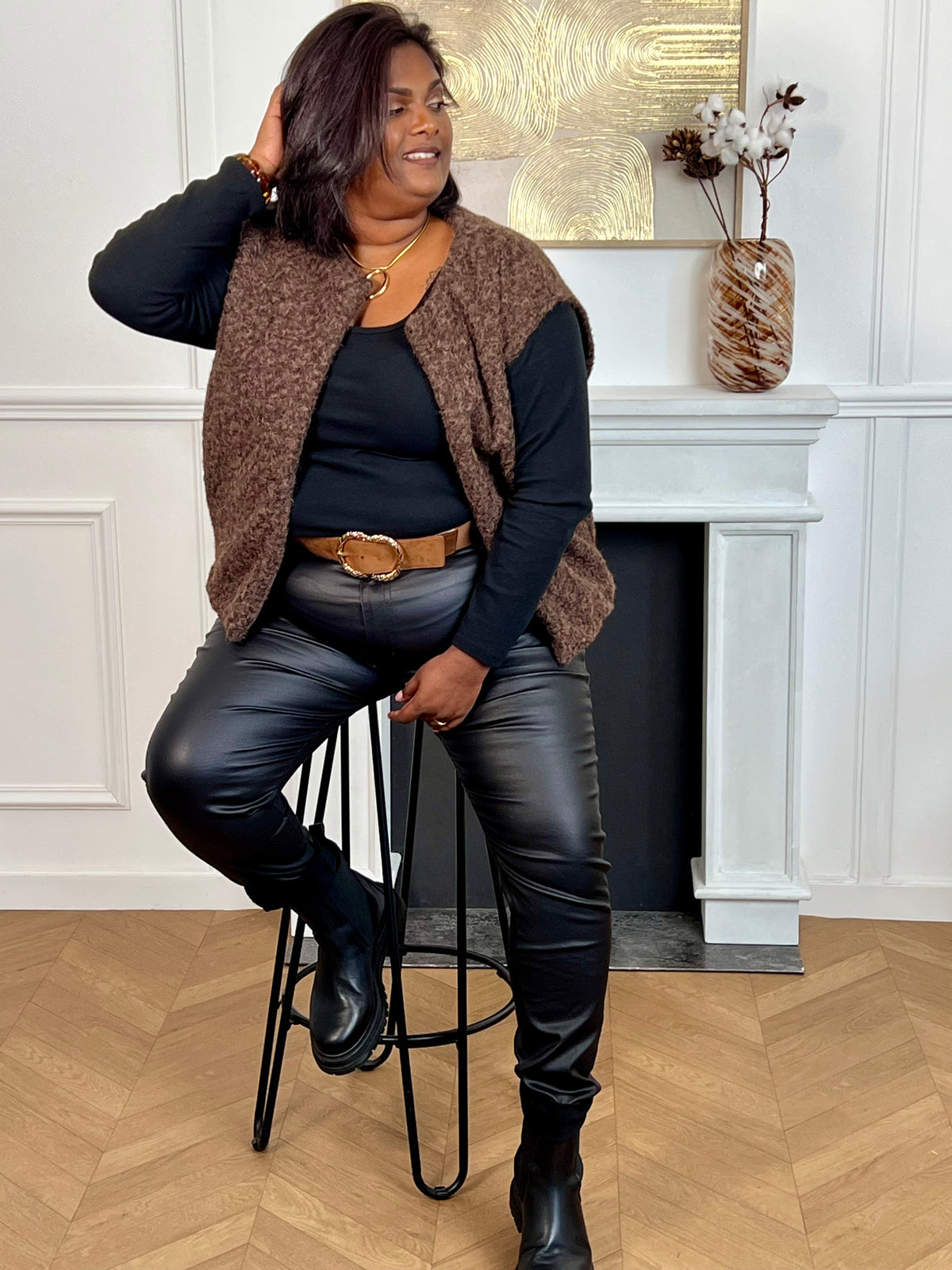 Découvrez notre veste sans manches femme couleur marron, à l’effet moumoute tendance et douce. Une pièce moderne et confortable, idéale pour compléter vos tenues d’automne et d’hiver.