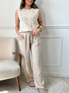 Adoptez le pantalon beige Jolina en gaze de coton. Sa coupe large et sa taille élastique offrent un confort optimal.