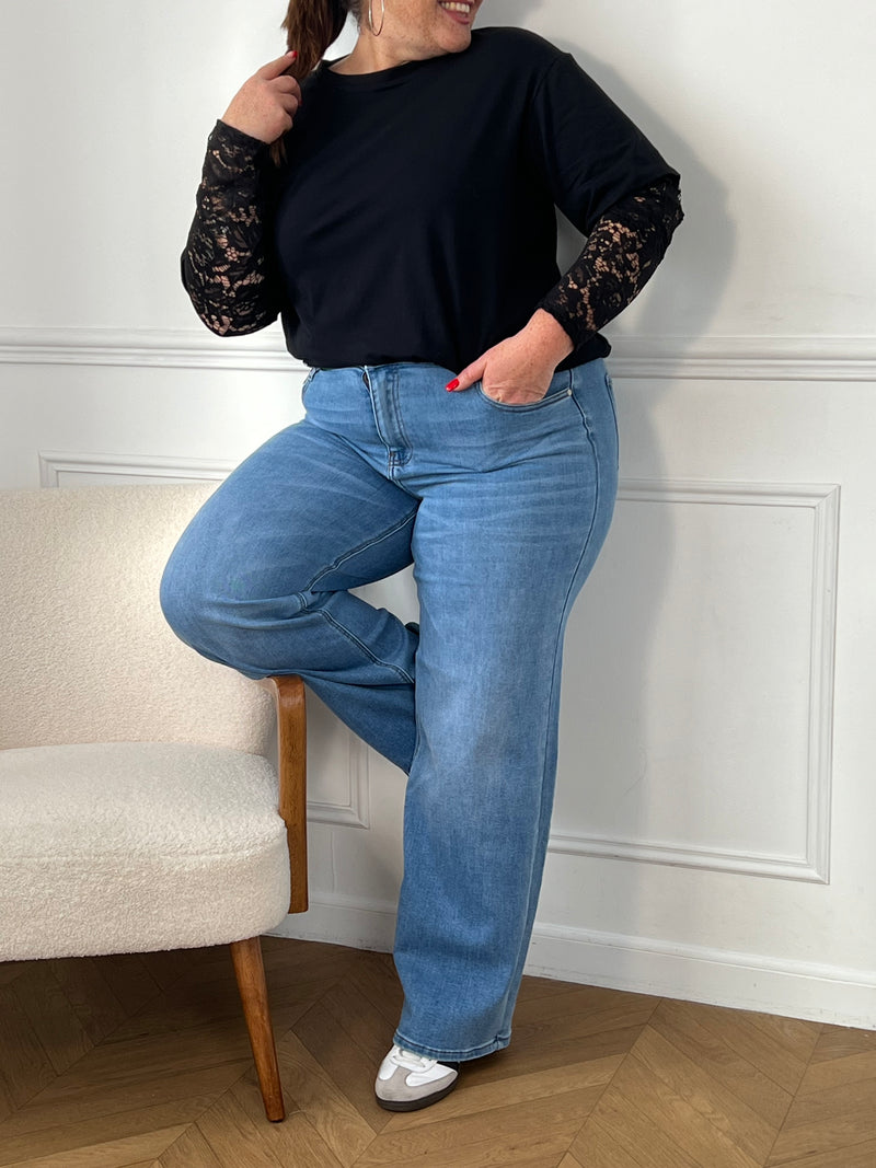 Profitez du style classique et confortable du jean évasé Curve : Mahé. Avec sa taille haute , ses deux poches pratiques et sa fermeture avec bouton, ce jean large femme offre un look tendance et décontracté.