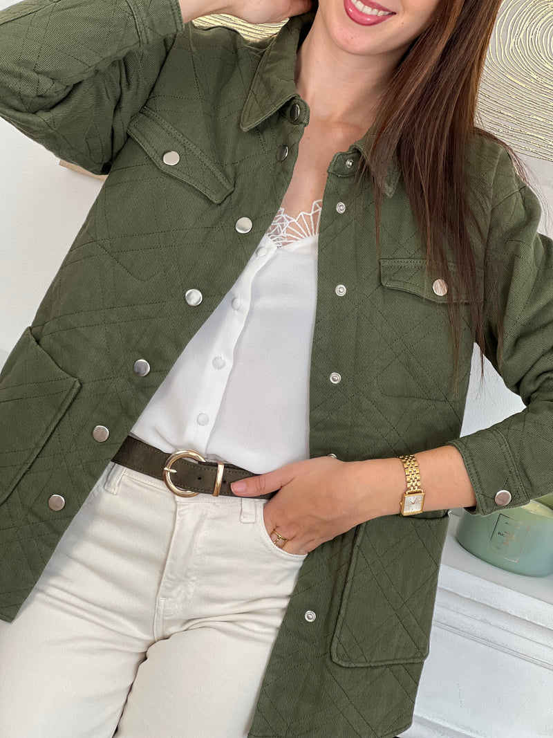 Offrez-vous le confort et l'élégance avec notre Veste Zao&nbsp;kaki pour femme. Avec son effet matelassé et ses manches longues, cette veste vous gardera au chaud tout en vous donnant un look stylé.&nbsp;
