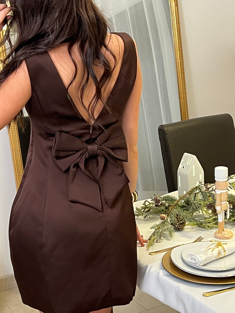 Élégante robe satinée marron chocolat aux bretelles larges et col carré. Le nœud au dos ajoute une touche de charme tandis que la fermeture éclair discrète et la doublure intérieure garantissent confort et praticité.