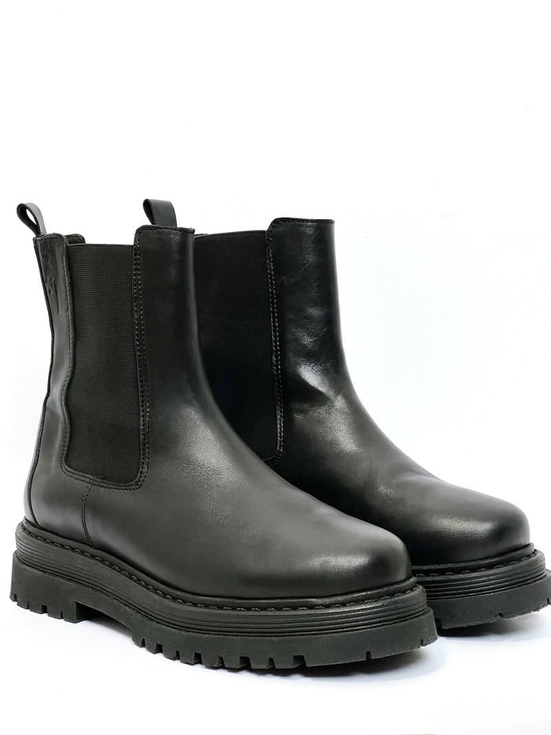 Découvrez la nouvelle bottine en cuir LOICIA, spécialement pensée pour les pieds grands. Avec son élastique d'aisance sur le côté, elle offre un confort incomparable sans compromis sur le style. Un modèle intemporel qui épouse parfaitement le pied pour vous accompagner au quotidien avec élégance et aisance.