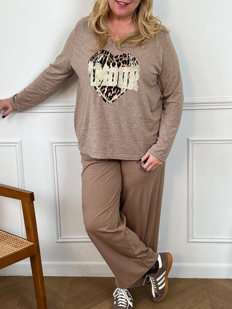 Craquez pour ce pull fin taupe aux manches longues, alliant douceur et style. Son inscription "amour" et son cœur au motif léopard apportent une touche tendance et romantique. Idéal pour un look chic et confortable au quotidien !