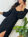 Plongez dans l'élégance avec notre robe longue noire Rosalie. Les manches longues et le col carré ajoutent une touche moderne, tandis que les volants au niveau de la poitrine offrent une allure féminine.