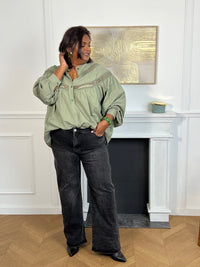 Cette chemise kaki manches longues Angelina est à la fois élégante et pleine d'esprit. Parfaite pour ajouter une touche de fantaisie à votre tenue avec ses boutons et broderies uniques sur le devant et aux manches.