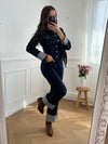 La combinaison longue en jean brut : un classique indémodable qui allonge la silhouette et se porte aussi bien casual qu’élégante. Confort et style réunis en une seule pièce.
