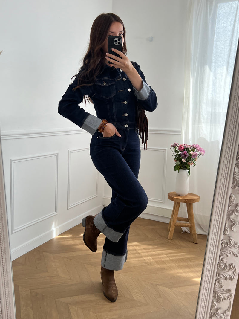 La combinaison longue en jean brut : un classique indémodable qui allonge la silhouette et se porte aussi bien casual qu’élégante. Confort et style réunis en une seule pièce.