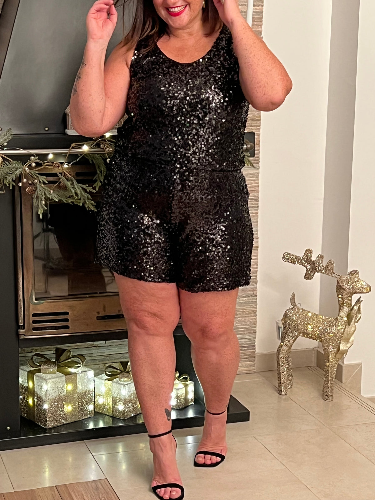 Le top Charlize en noir sublime votre silhouette avec ses sequins noirs scintillants. Sans manches et col rond, ce top grande taille offre élégance et confort grâce à sa doublure intérieure. Une pièce intemporelle pour briller en toute confiance.