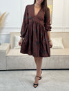 Élégante et naturelle, cette robe courte marron à motifs argenté séduit par son col V flatteur et sa coupe fluide. Légère et féminine, elle sublime la silhouette avec charme et douceur, parfaite pour toutes les occasions.