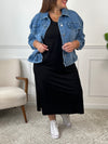 Cette robe longue noire grande taille Clothilde allie élégance et confort. Ses manches courtes avec revers et son col en V apportent une touche raffinée, tandis que la coupe ample assure une aisance parfaite.