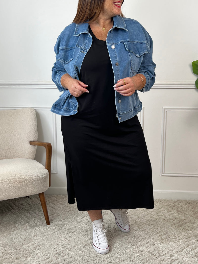 Cette robe longue noire grande taille Clothilde allie élégance et confort. Ses manches courtes avec revers et son col en V apportent une touche raffinée, tandis que la coupe ample assure une aisance parfaite.