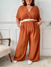 La combinaison Savanah terracotta grande taille allie confort et élégance avec son col cache-cœur, ses manches courtes et son élastique à la taille. Pratique avec ses poches latérales et son ouverture dos à bouton, elle vous met en valeur avec douceur.